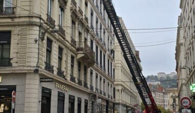 les sapeurs-pompiers sortent la grande échelle rue des Archers