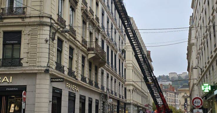 les sapeurs-pompiers sortent la grande échelle rue des Archers