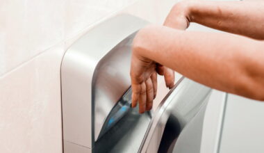 Santé. Pourquoi il faut éviter les sèches-mains dans les toilettes publiques