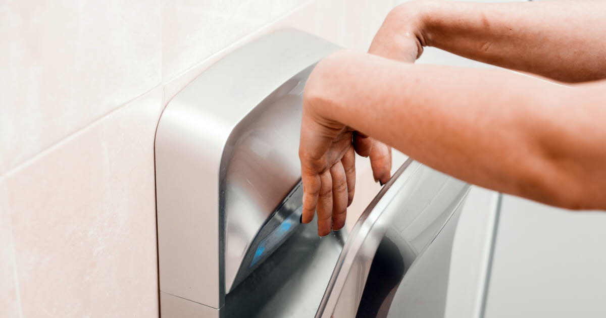 Santé. Pourquoi il faut éviter les sèches-mains dans les toilettes publiques