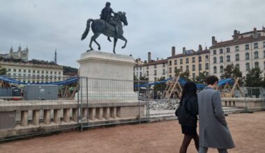que se passe-t-il autour de la statue de Louis XIV ?