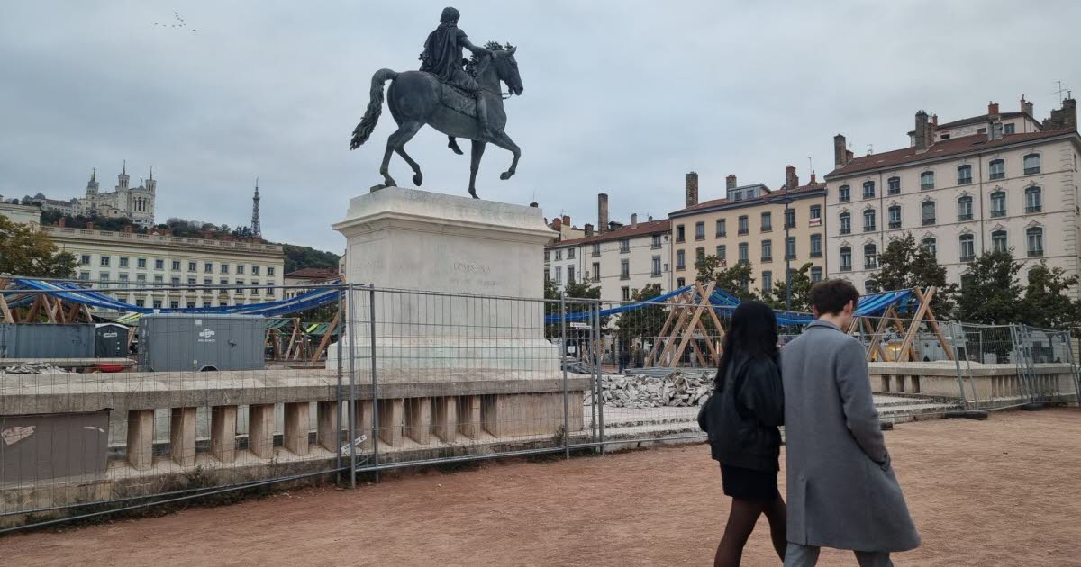 que se passe-t-il autour de la statue de Louis XIV ?