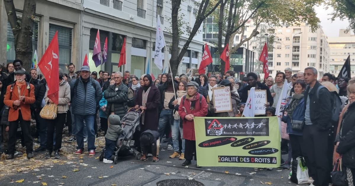 une centaine de personnes devant la préfecture pour défendre le droit des étrangers