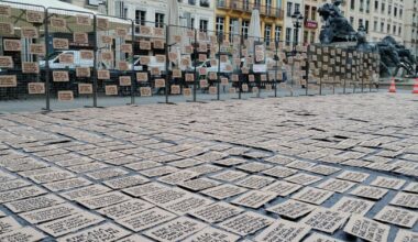 pourquoi la place des Terreaux a-t-elle été recouverte de messages