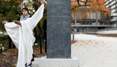 une stèle rend hommage à Samuel Paty et Dominique Bernard
