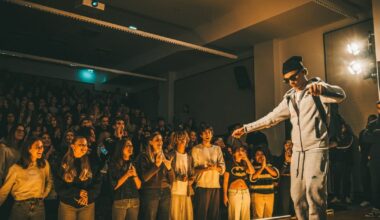 Lyon. Le rappeur Favé en visite surprise dans une école de communication pour rencontrer ses fans