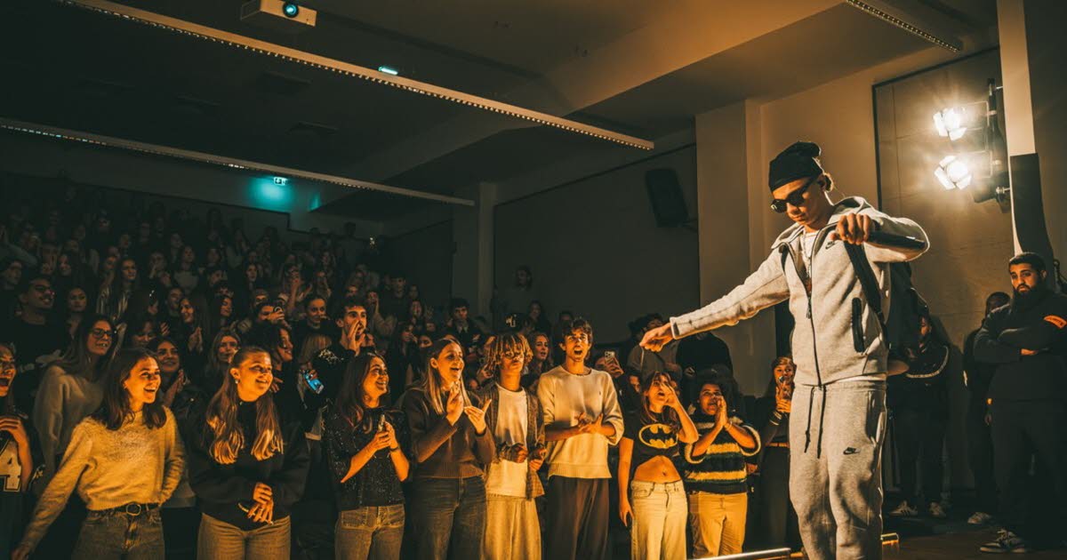 Lyon. Le rappeur Favé en visite surprise dans une école de communication pour rencontrer ses fans