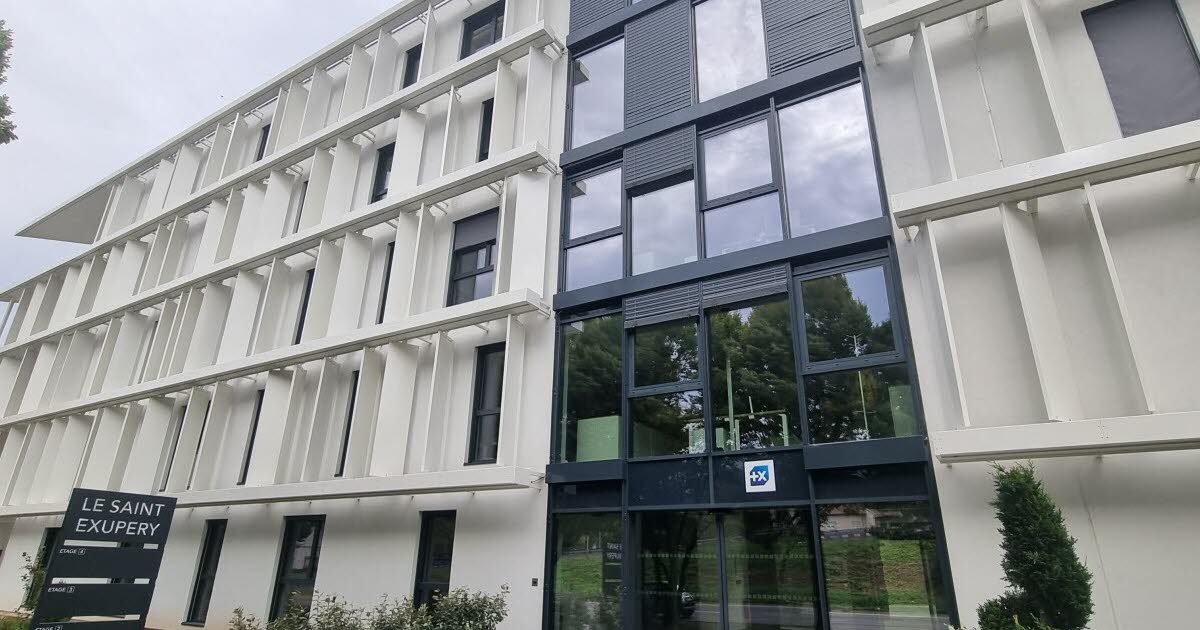 Saint-Étienne. 80 salariés de la Banque populaire ont quitté le centre-ville pour la Terrasse et Châteaucreux