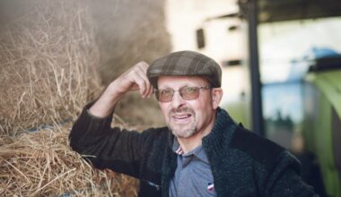 Denis sous le charme d'une de ses prétendantes dans l'Amour est dans le pré