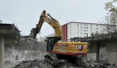 En images. Une pelle mécanique de 45 tonnes pour démolir l’autopont des États-Généraux à Échirolles