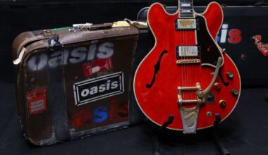 Royaume-Uni. La guitare brisée le soir de la rupture du groupe Oasis vendue pour plus de 300 000 euros