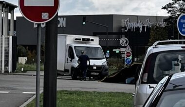 un chauffard sème la panique sur le parking du Carrefour