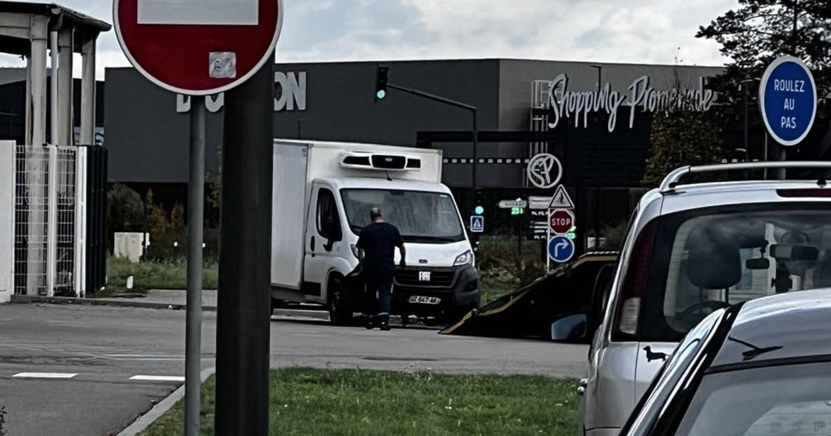 un chauffard sème la panique sur le parking du Carrefour