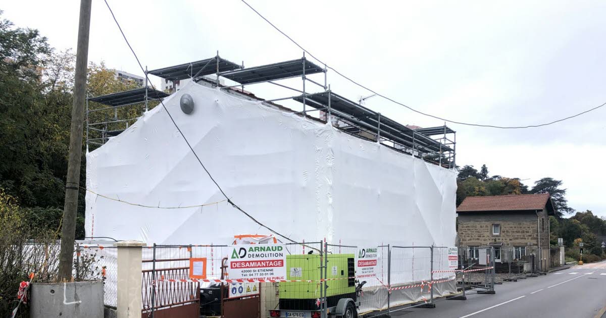 désamiantage puis démolition en cours