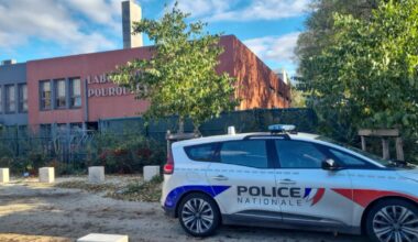 un laboratoire braqué avec des armes de guerre