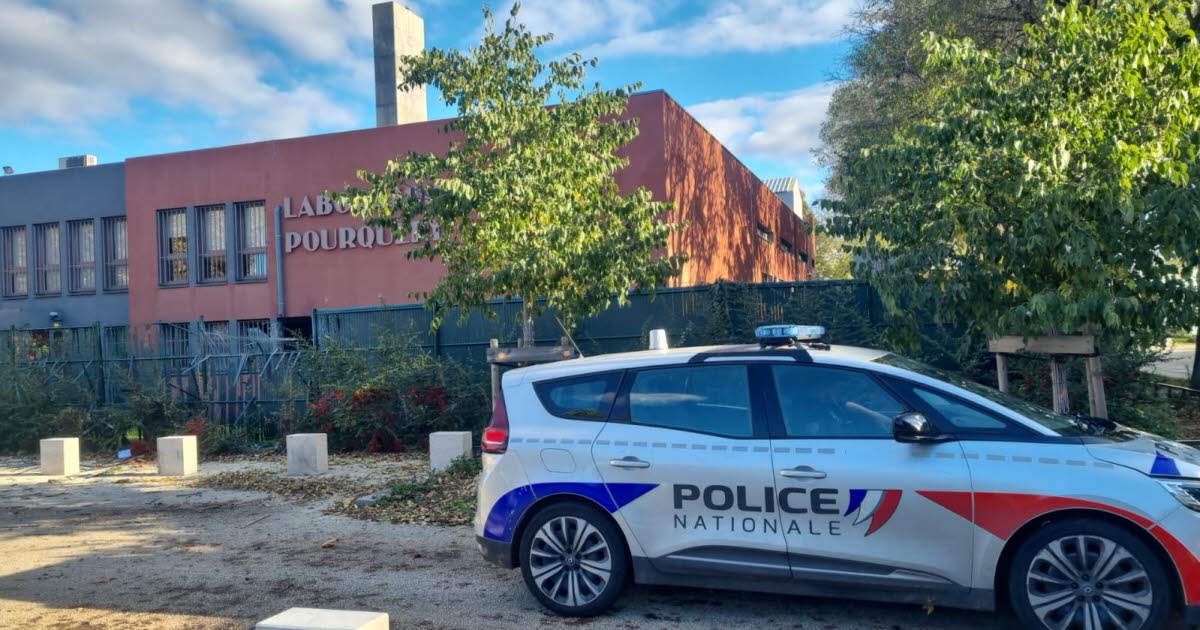 un laboratoire braqué avec des armes de guerre