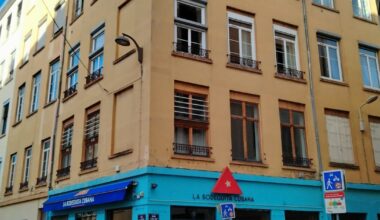 Lyon 4e. Un morceau de façade s’effrite rue de Cuire, les pompiers interviennent avec la grande échelle