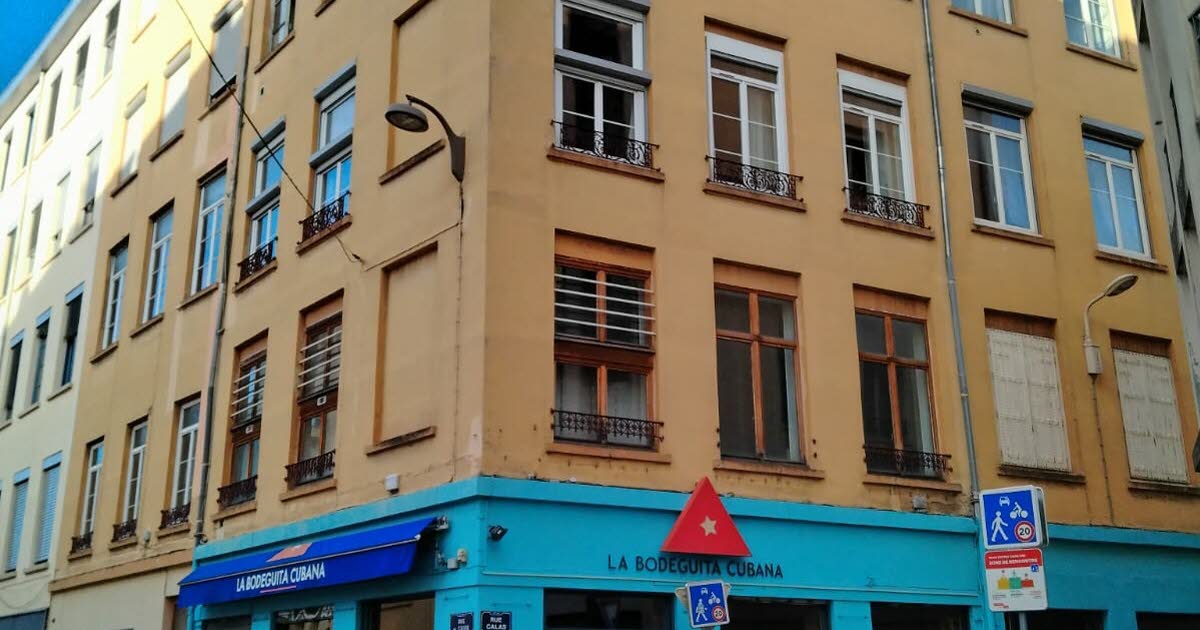 Lyon 4e. Un morceau de façade s’effrite rue de Cuire, les pompiers interviennent avec la grande échelle