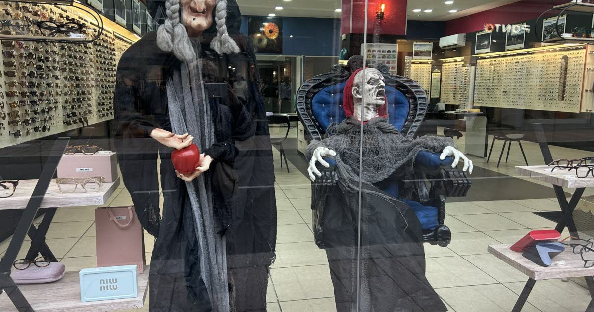 Loire. À Firminy, les commerçants jouent le jeu pour Halloween