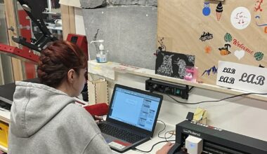 Grenoble. Le Fab Lab de La Casemate a ouvert ses portes aux familles pour un atelier t-shirt personnalisé