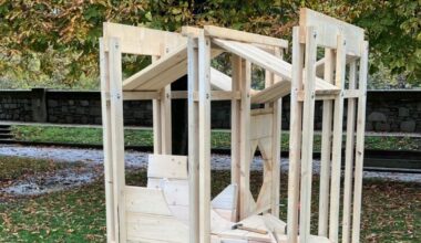 un jeu en bois pour les enfants construit en direct