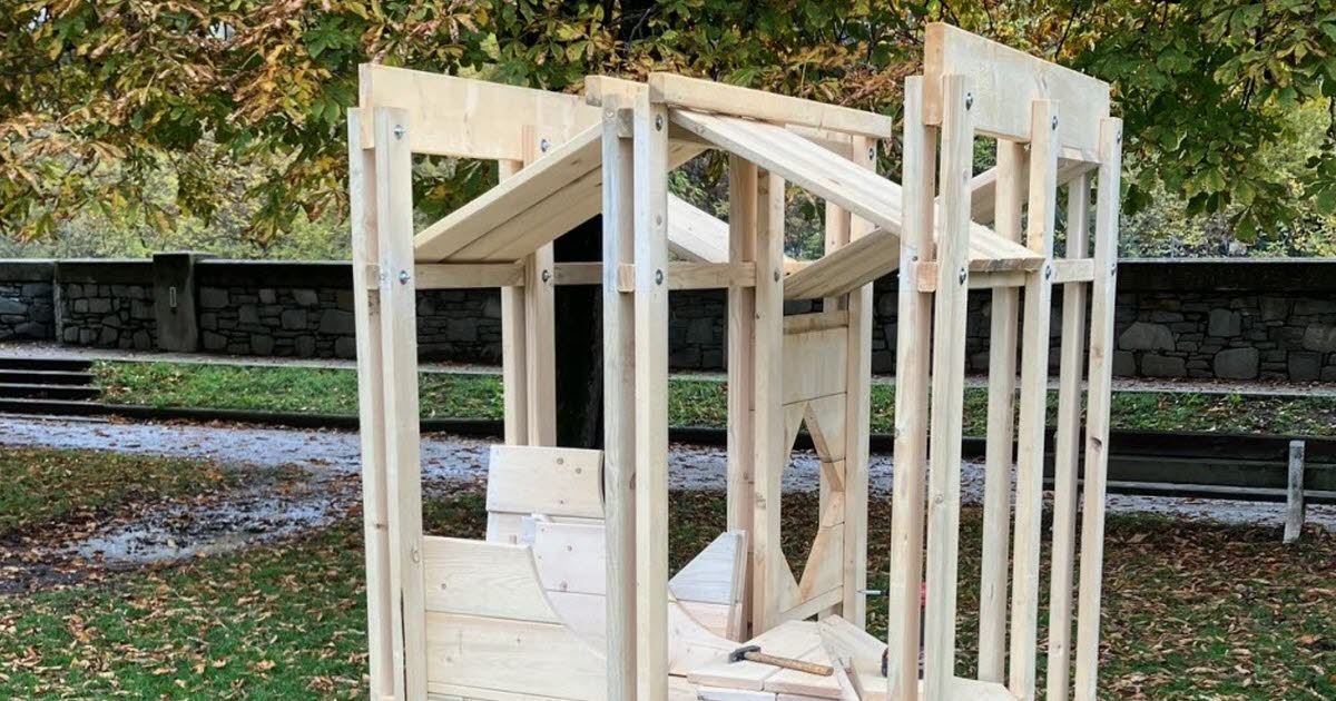un jeu en bois pour les enfants construit en direct