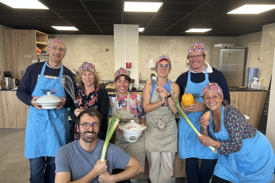Ce jeudi 9 octobre, six personnes sont venues cuisiner aux côtés de Bertrand Debar, qui supervise l'atelier.