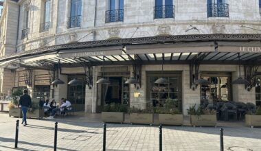 Sur cette place emblématique à Bordeaux, une brasserie traditionnelle disparaît pour une chaîne de restaurants