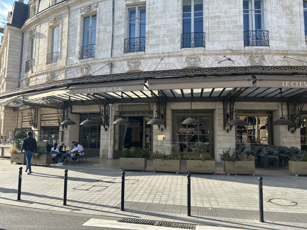 Sur cette place emblématique à Bordeaux, une brasserie traditionnelle disparaît pour une chaîne de restaurants