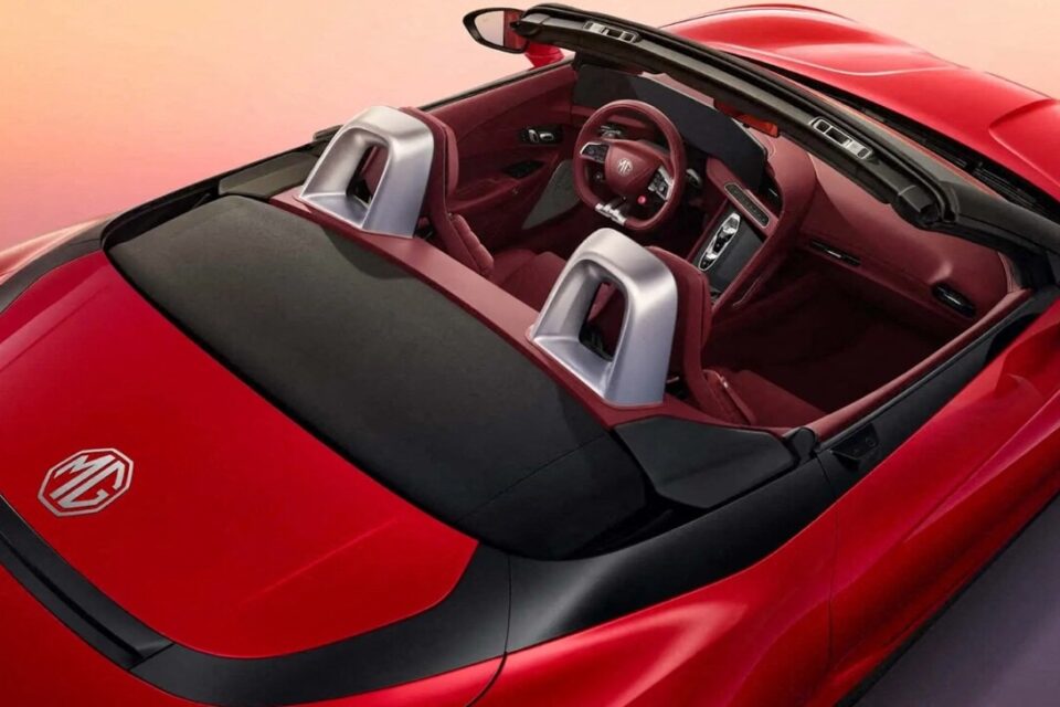 Dans ce décor entièrement pourpre, on pense à Baudelaire : « Ici, tout n’est que calme, luxe et volupté ».