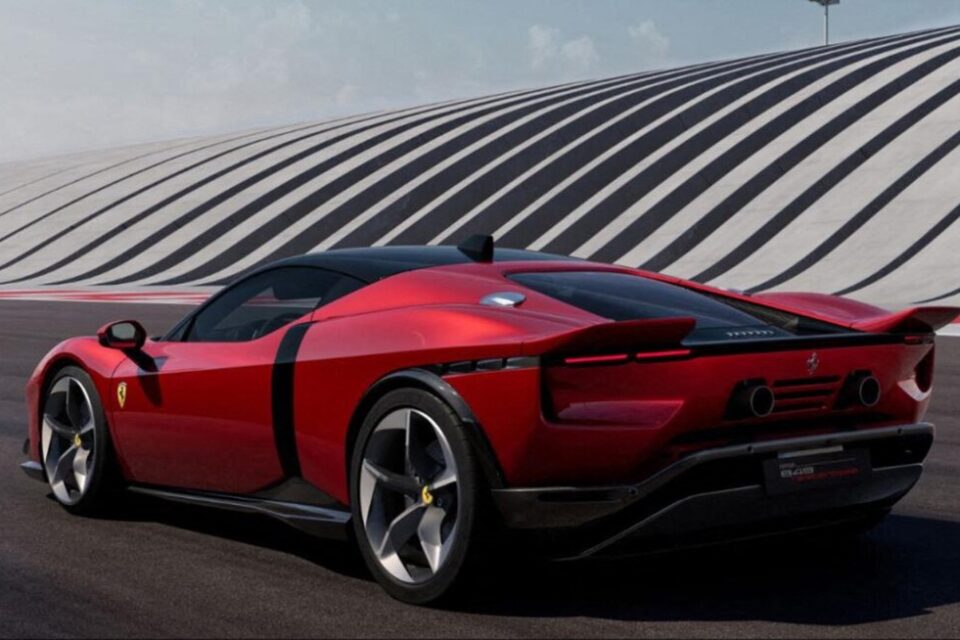 A l’arrière, la nouvelle Ferrari adopte des éléments hérités de la F1 (twin tail sur les ailes) et un desin inspiré des historiques Ferrari 512