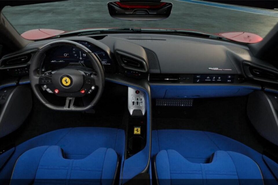 Ferrari reste fidèle à son tableau de bord horizontal, mais la planche évolue et arrive un nouveau volant doté de boutons physiques très pratiques et du légendaire Start Engine rouge