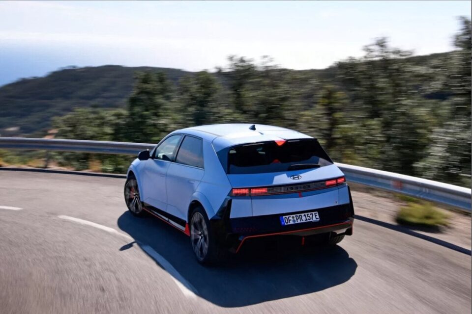 Le cross-over embarque deux moteurs électriques qui produisent 609 ch à 740 Nm 