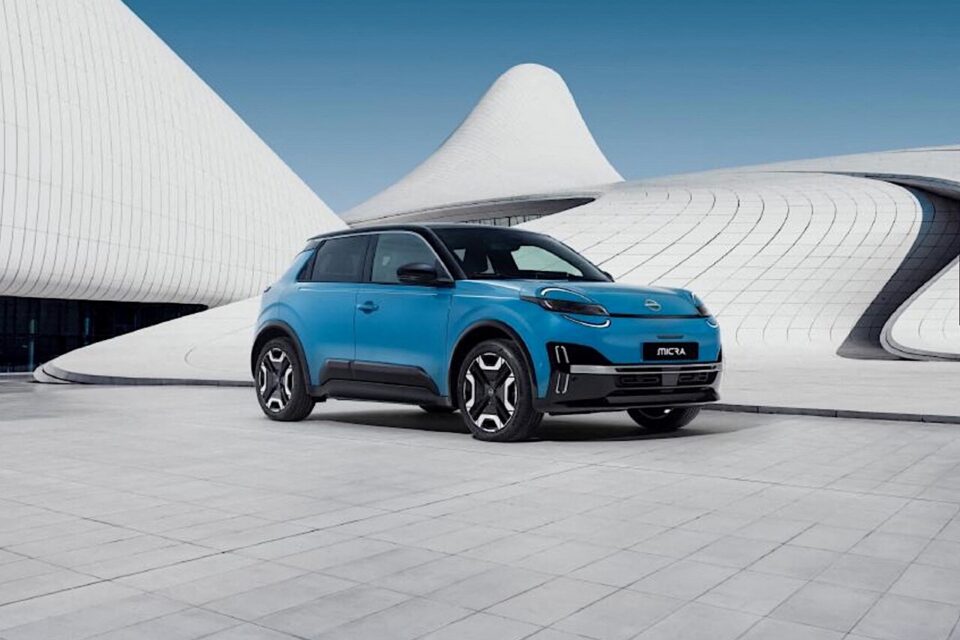 Nissan a redessiné tout le pavillon, mais aussi le pare-brise, le vitrage latéral et les rétros, offrant un peu de rondeurs et de courbes à la silhouette assez rectiligne de la Micra 