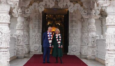 Le roi Charles III et la reine Camilla visitent le plus grand temple hindou