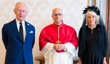 Le roi Charles III accueilli par le pape Léon XIV au Vatican pour effectuer une visite d'État historique