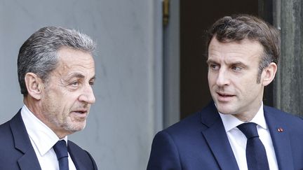 Nicolas Sarkozy et Emmanuel Macron, le 25 février 2022 à l'Elysée. (LUDOVIC MARIN / AFP)