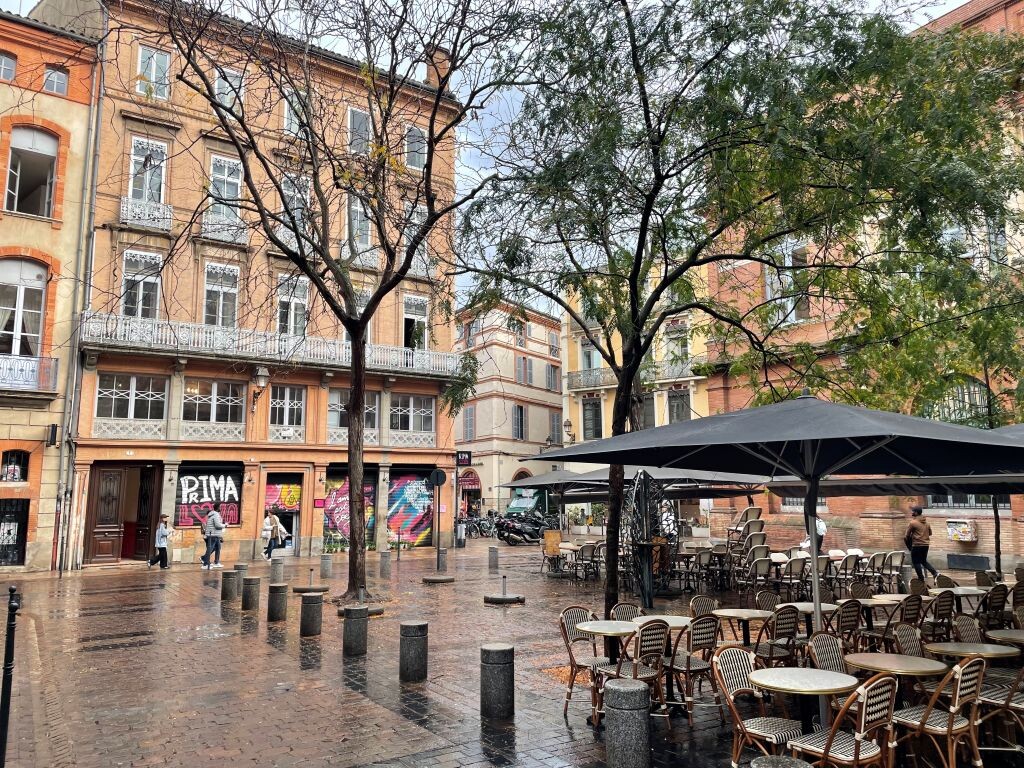 Végétalisation, sens de circulation, piétons… Trois projets pour la place de la Bourse à Toulouse