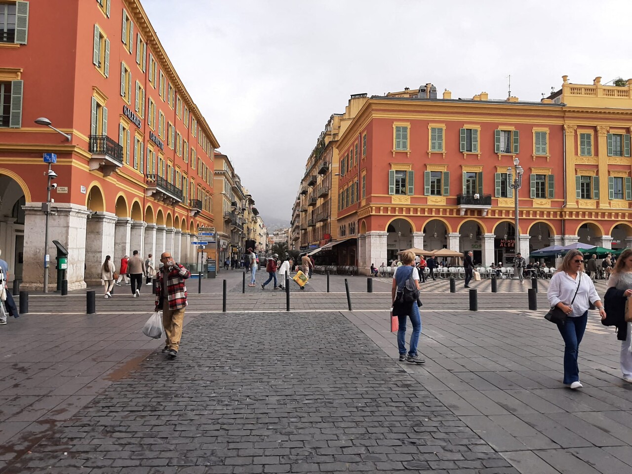 à Nice, une manifestation contre l'ancien président, la mairie visée