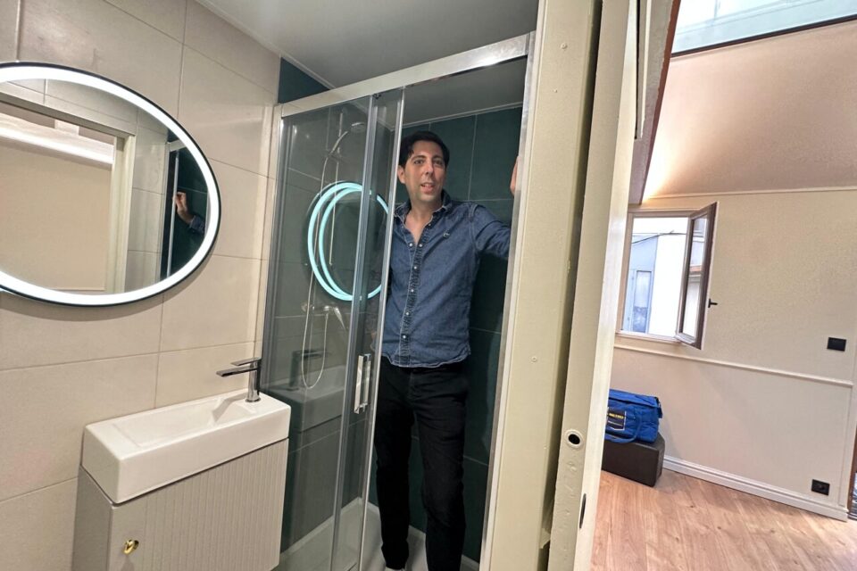 Camille dans la salle de bain qu'il a rénové.