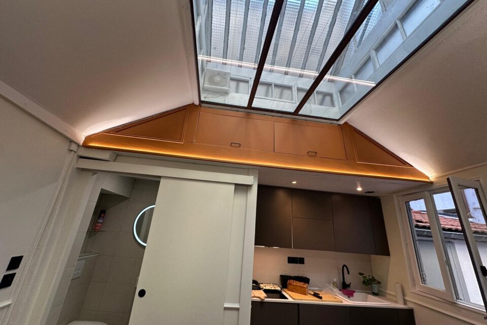 La verrière de la plus petite maison de Lyon offre de la lumière naturelle.