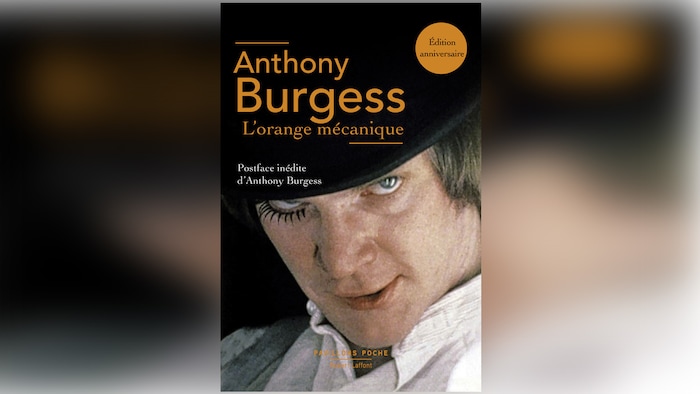 La couverture du roman d'Anthony Burgess, où l'on aperçoit le personnage de Petit Alex imaginé quelques années plus tard par Stanley Kubrick.