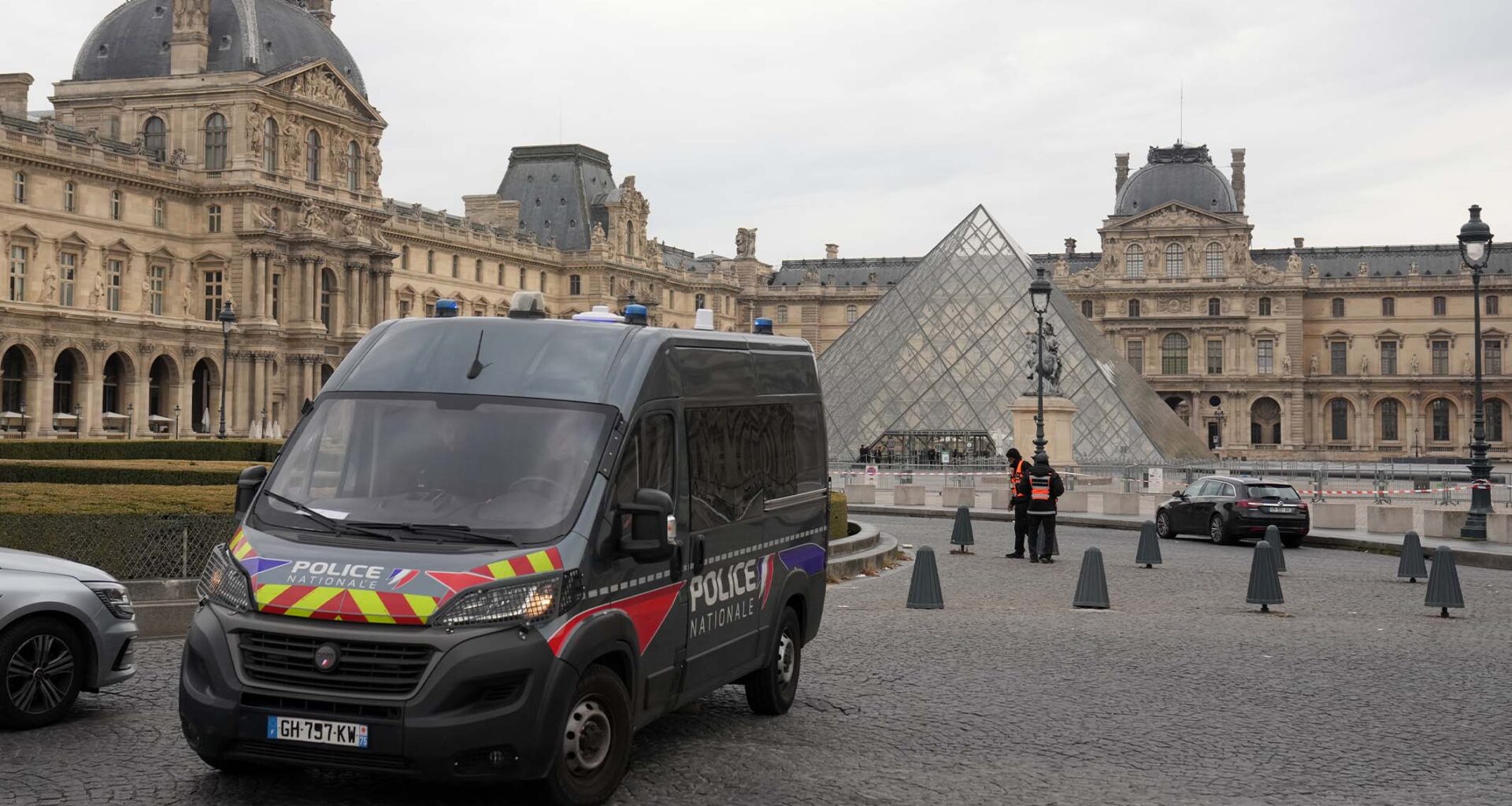 Vol des bijoux au musée du Louvre: les criminels toujours recherchés