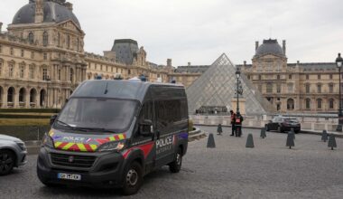 Vol des bijoux au musée du Louvre: les criminels toujours recherchés