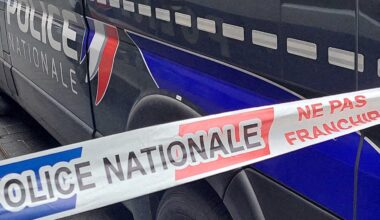 un homme retrouvé mort chez lui après avoir reçu des coups de couteau