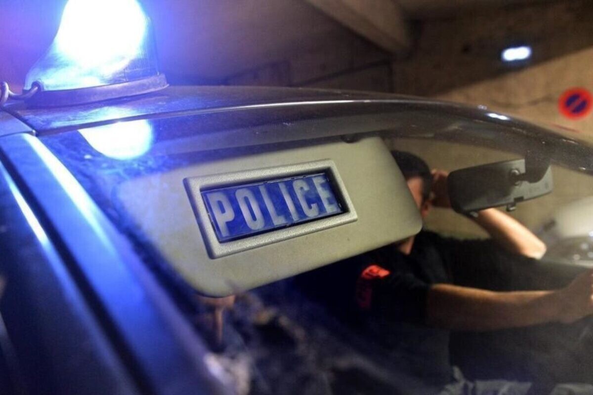 les policiers tombent sur un couple armé à bord d’une voiture de luxe
