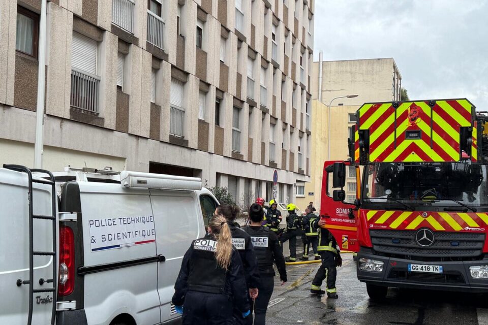 La police scientifique sur les lieux de l'incendie.