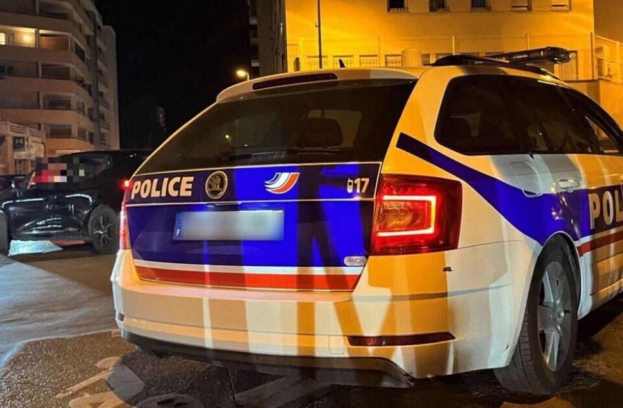 son père le blesse avec un couteau