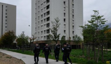 une opération de police massive les déloge