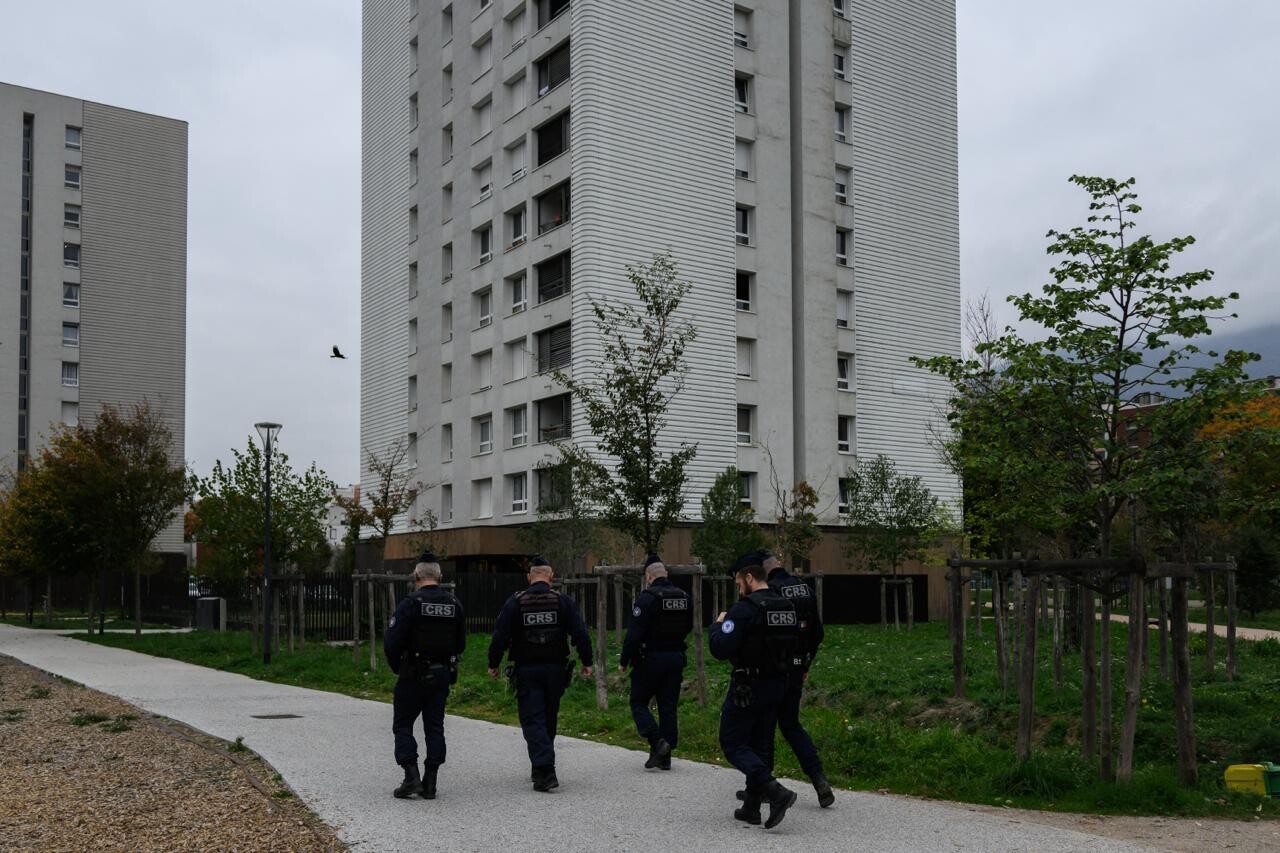 une opération de police massive les déloge